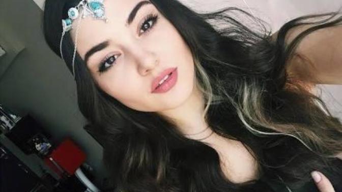 Bu kizdaki nasıl bir aura ve seksilik çok çekici değil mi?