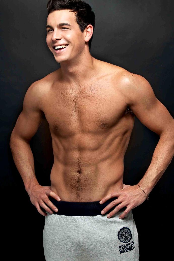 Burak Özçivit mi İspanyol sinemasının yakışıklılarından Mario Cassas mı.?