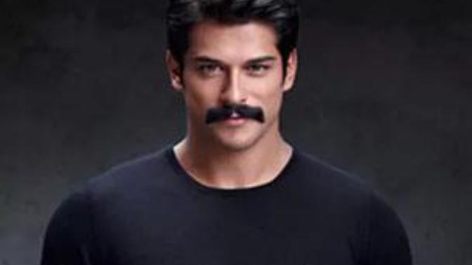 Burak Özçivit mi İspanyol sinemasının yakışıklılarından Mario Cassas mı?