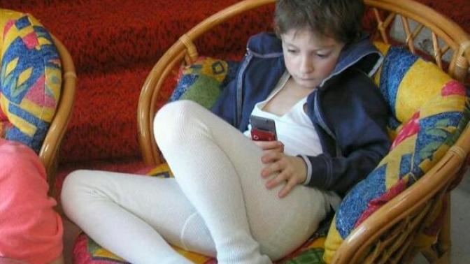 Oğlum sürekli telefonla oynuyor?