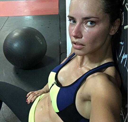 Adriana'nın doğal hali nasıl sizce? Göğüsleri küçükmüş ?