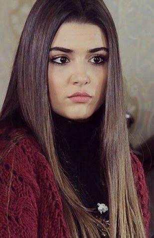 Hande Erçel Çok Abartilmadi Mi sanki monica belluci?