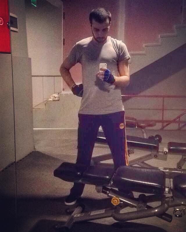 Spor calisan erkekler neden sürekli aynaya bakar? 