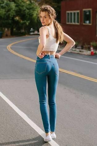 Sevgilinizin dışarıda bu tarz dar pantalon giymesine kızar mısınız  ya da  kıskanır mısınız?