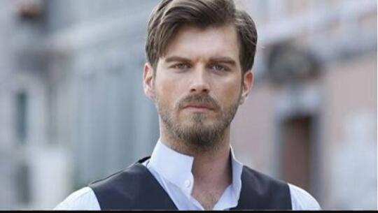 Kıvanç Tatlıtuğ'a yakışıklı değil diyenlerin nasıl bir bakışı var?