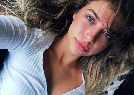 Hande Ercelin Ablası Daha Güzel Değil mi sizce?