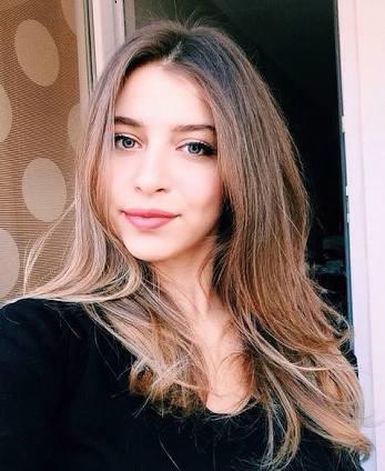 Hande Ercelin Ablası Daha Güzel Değil mi sizce?