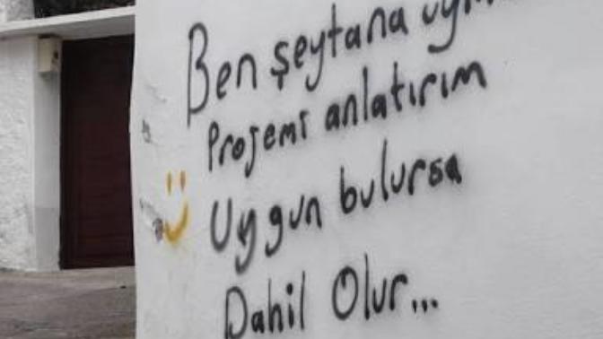 Bu zamana kadar sokaklarda gördüğünüz en orijinal duvar yazısı neydi arkadaşlar?