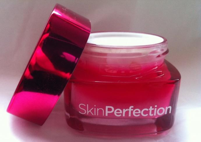 Kızlar, Nemlendirici Krem olarak L'Oreal Paris / Skin Perfection'ı kullananlar var mı?