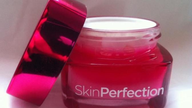 Kızlar, Nemlendirici Krem olarak L'Oreal Paris / Skin Perfection'ı kullananlar var mı?