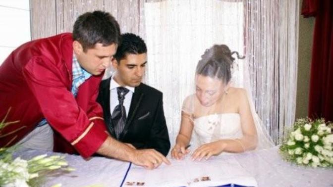 Nikah memurunun "eş olarak kabul ediyor musunuz?" sorusuna sizce nasıl cevap vermeli?
