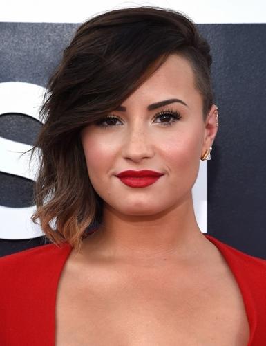 Kırmızı ruj kime daha çok yakışmış? Anket.. (Selena Gomez vs. Demi Lovato)?