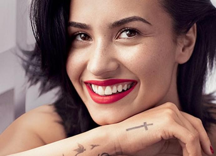 Kırmızı ruj kime daha çok yakışmış? Anket.. (Selena Gomez vs. Demi Lovato)?