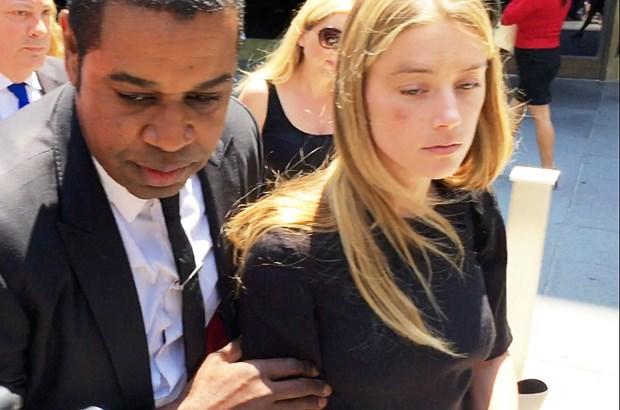 Amber Heard kocası Johnny Depp'ten boşanıyor ne düşünüyosunuz bu konu hakkında?