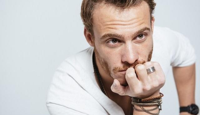 Kerem bürsin mi tolga sarıtaş mı daha iyi oyuncu ve daha yakışıklı?