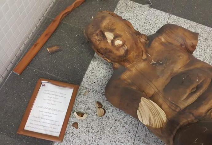 İzmir'deki bu çıplak heykel olayı nedir? Biliyor musunuz ?