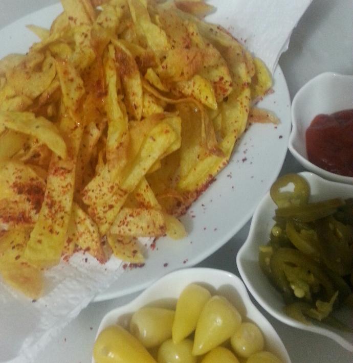 Patates kızartmasını ekmekle mi yersiniz ekmeksiz mi?