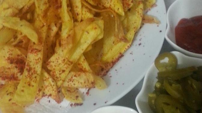 Patates kızartmasını ekmekle mi yersiniz ekmeksiz mi?