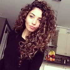 Arkadaşlar kıvırcık saclı kızlar ne tatlı öyle bee <3 <3 <3 ?