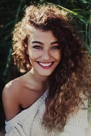 Arkadaşlar kıvırcık saclı kızlar ne tatlı öyle bee <3 <3 <3 ?