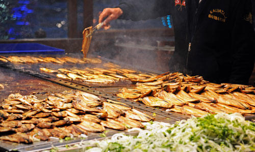 İzmir de sahil kenarında balık ekmek yiyebileceğimiz güzel bir yer ?