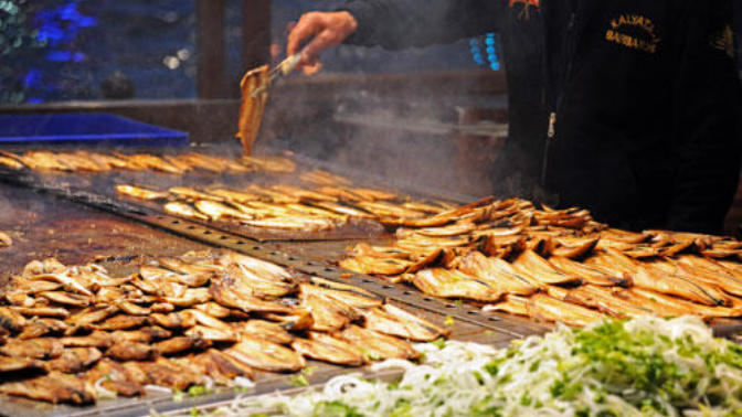 İzmir de sahil kenarında balık ekmek yiyebileceğimiz güzel bir yer?