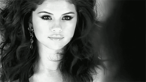 Sizcede Selena Gomez acayip güzel ve tatlı değil mi ya?