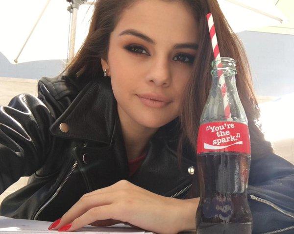 Sizcede Selena Gomez acayip güzel ve tatlı değil mi ya?