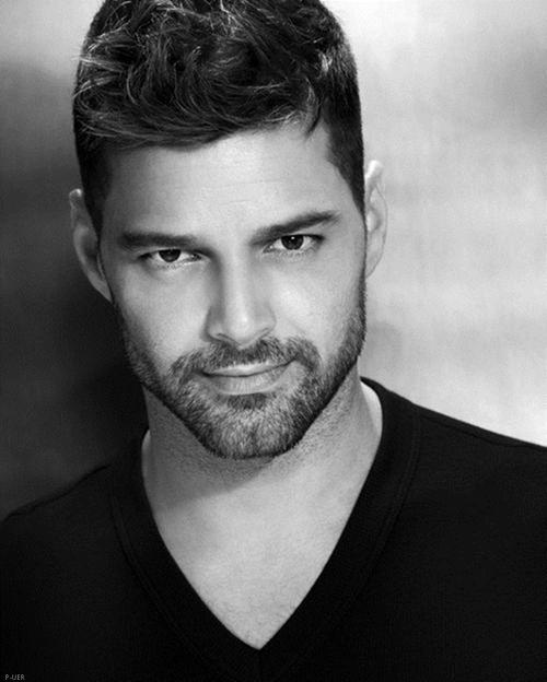 Ricky Martin sever misiniz? Sizce hangi fotoğrafta daha sexy? Son olarak bu adam gay sizce hiç gay'e benziyor mu?