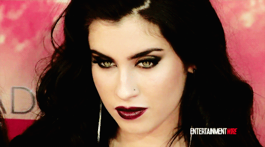 Sizce hangisi daha güzel? (RESİMLİ ANKET) Lauren Jauregui vs. Perrie Edwards?