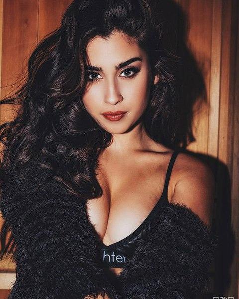 Sizce hangisi daha güzel? (RESİMLİ ANKET) Lauren Jauregui vs. Perrie Edwards?