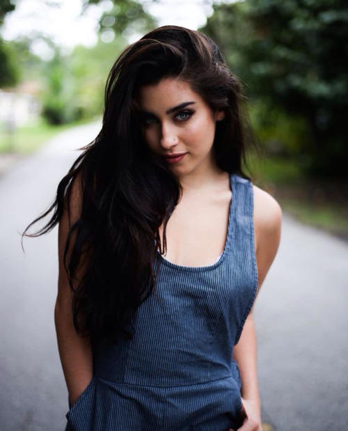 Sizce hangisi daha güzel? (RESİMLİ ANKET) Lauren Jauregui vs. Perrie Edwards?