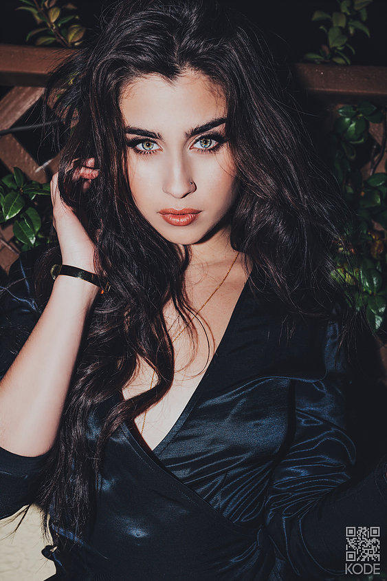 Sizce hangisi daha güzel? (RESİMLİ ANKET) Lauren Jauregui vs. Perrie Edwards?