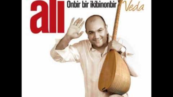 Bazen geçmişi özlersin ama yürümeye devam etmek zorundasın. Geceye bir şarkı bırakırmısın?