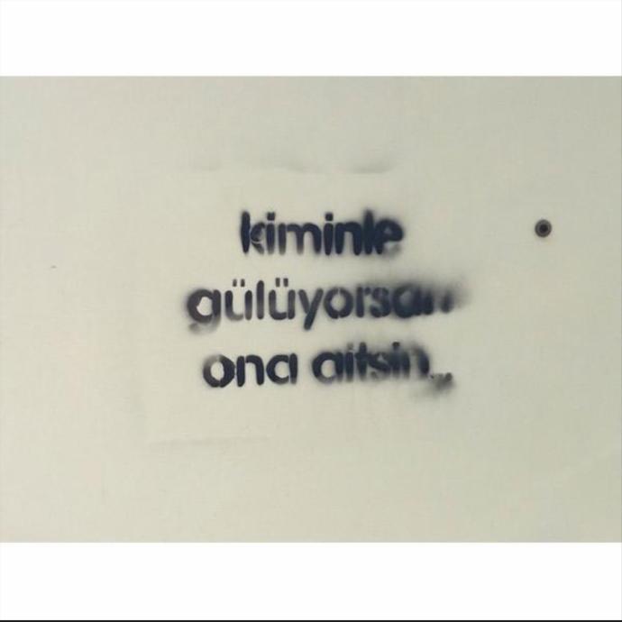 İnsan yanında güldüğü kişiye mi aittir, yanında ağladığı kişiye mi?