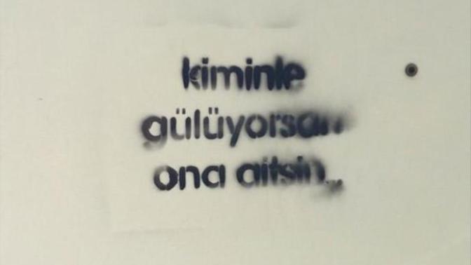 İnsan yanında güldüğü kişiye mi aittir, yanında ağladığı kişiye mi?