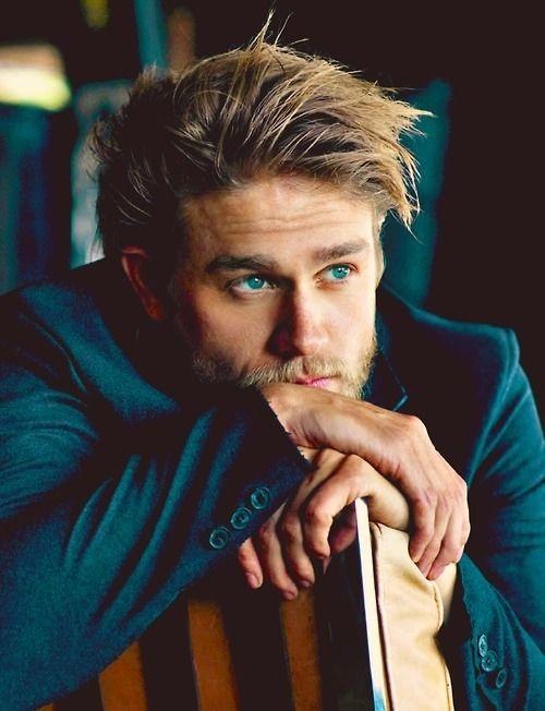 Sizce sarışın erkekler çekici mi? Mesela Charlie Hunnam hakkında ne düşünüyorsunuz?