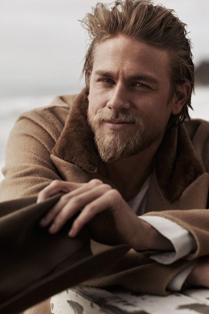 Sizce sarışın erkekler çekici mi? Mesela Charlie Hunnam hakkında ne düşünüyorsunuz?