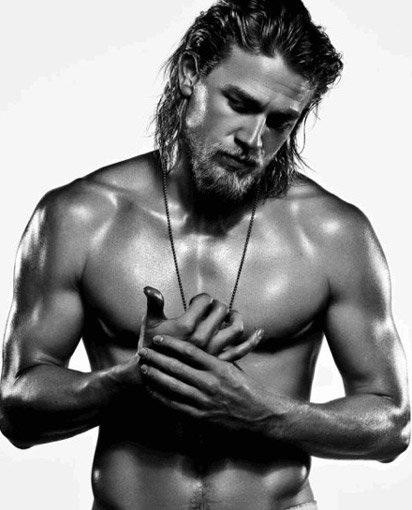 Sizce sarışın erkekler çekici mi? Mesela Charlie Hunnam hakkında ne düşünüyorsunuz?