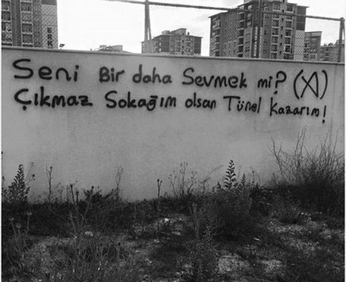 Seni bir daha sevmek mi?çıkmaz sokağım olsan tünel kazarım?<br /><br />