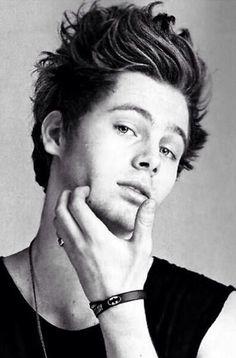 Sizce Harry Styles mı?Yoksa Luke Hemmings mi?
