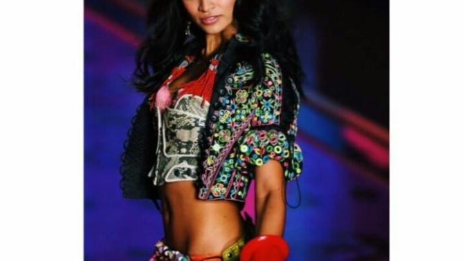 Shanina Shaik, Adriana Lima'dan daha güzel değil mi sizce de?