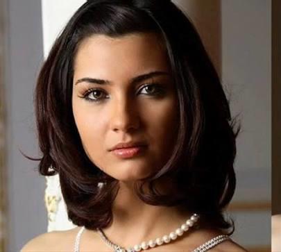 Hande Erçel mi Tuba Büyüküstünmü daha güzel?