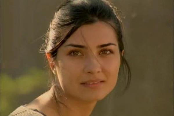 Hande Erçel mi Tuba Büyüküstünmü daha güzel?