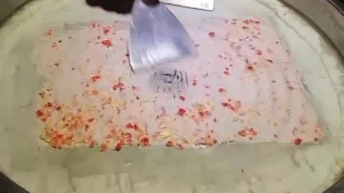 Tava dondurmayı deneyen  var mı sizce bu dondurmanın makinası alıp sahil kenarında yapıp satmak karlı olurmu?