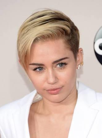 Miley Cyrus uzun saçlı mı daha güzel kısa saçlı mı?