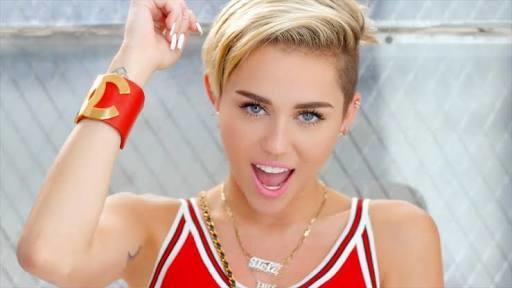 Miley Cyrus uzun saçlı mı daha güzel kısa saçlı mı?