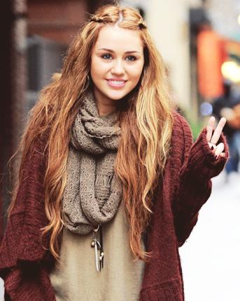 Miley Cyrus uzun saçlı mı daha güzel kısa saçlı mı?