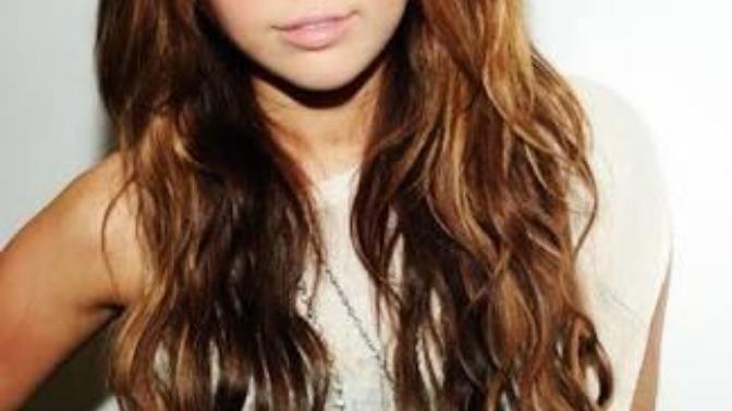 Miley Cyrus uzun saçlı mı daha güzel kısa saçlı mı?