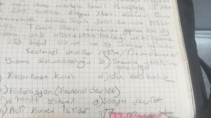 Otobüste bile ders çalışan mikkemmel öğrenciyim. Siz ne yapıyorsunuz bakalım 👯 ?